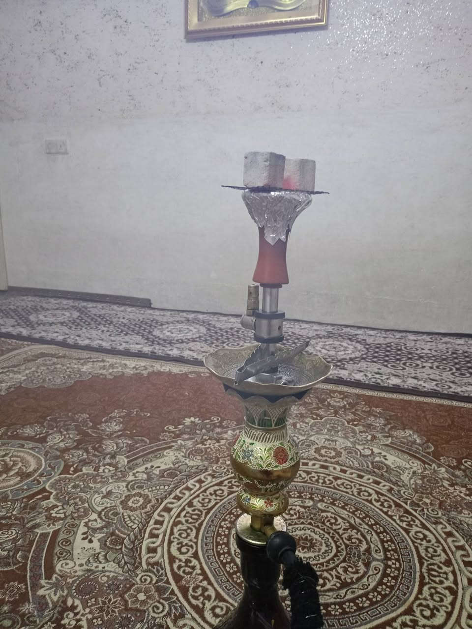 سلام عليكم نركيله طه  قزم اصلي نحاس شرط مابيه اي عيب فول طعم ودخان سعره 75 الف وبيه مجال ممتوجد ع فيس اتصل ع رقم ***********
