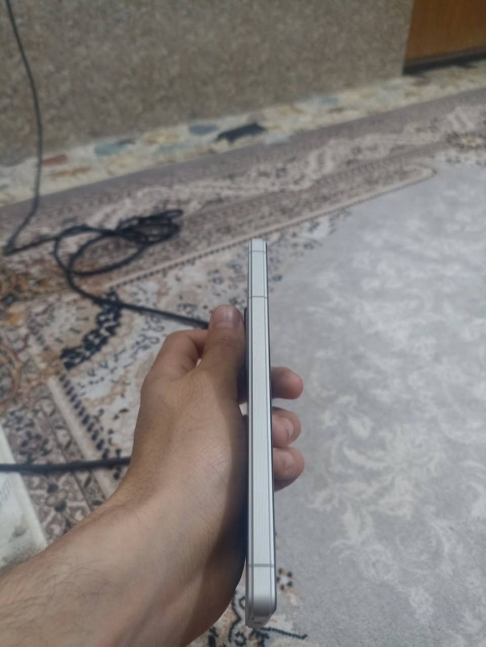 ​📱 إعلان بيع هاتف Sony Xperia 1 Mark V (الوحش الياباني)
هل تبحث عن تجربة تصوير احترافية وأداء سينمائي في جهاز واحد؟ فرصة لا تعوض لمحبي سوني!
​📌 تفاصيل الجهاز:
​الموديل: Sony Xperia 1 Mark V.
​الحالة: الهاتف بحالة ممتازة جداً ونظيف جداً من الخارج، ولا يعاني من أي مشاكل في الهاردوير أو السوفت وير، يعمل بكفاءة كاملة.
​ملاحظة الأمانة: يوجد "طبع" خفيف في الشاشة، لا يؤثر إطلاقاً على أداء اللمس أو سرعة الجهاز أو جودة التصوير.
​✨ لماذا تختار Sony Xperia 1 Mark V؟
​ملك التصوير: كاميرات مطورة بتقنية سوني ألفا، صور واقعية وألوان سينمائية لا تضاهى.
​شاشة مبهرة: دقة 4K مع معدل تحديث 120Hz، تجربة مشاهدة وألعاب استثنائية.
​أداء جبار: معالج Snapdragon 8 Gen 2 الذي يمنحك سرعة فائقة في الألعاب والمهام الثقيلة.
​تصميم ياباني فاخر: مقاوم للماء والغبار، مع وجود منفذ سماعات 3.5mm ومنفذ ذاكرة خارجية (ميزات نادرة في الهواتف الرائدة).
​بطارية ممتازة: تدوم طويلاً مع سرعات شحن مستقرة.
​💰 السعر: 290,000 دينار عراقي فقط!
​(سعر مغري جداً لمواصفات هذا الهاتف الأسطوري)
​للاستفسار والشراء يرجى التواصل على الرقم:
📞 ***********
​العرض جدي وللجادين فقط. الجهاز مفحوص ولا يوجد فيه أي خلل تقني.
