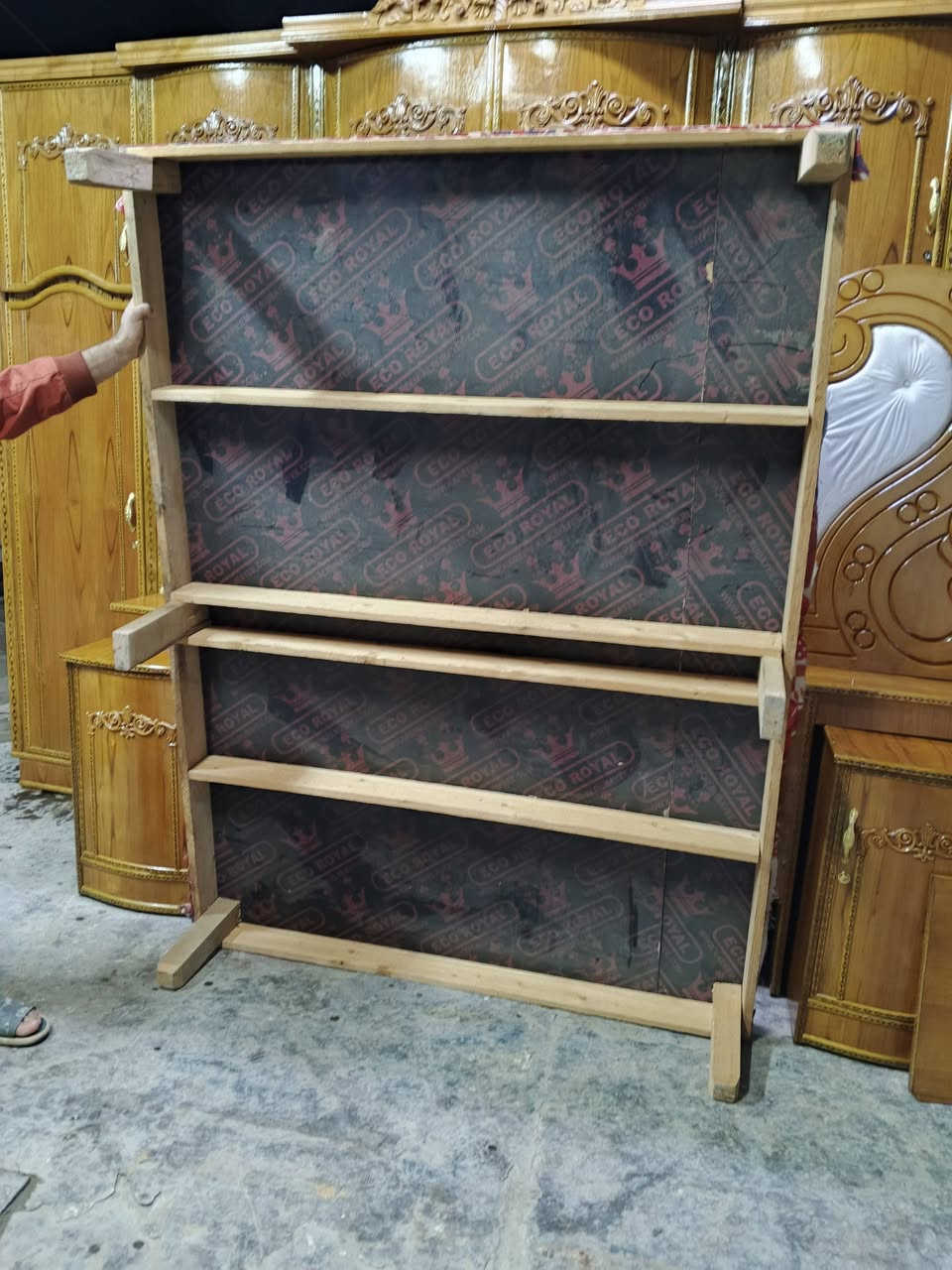 غرفة نوم مستخدمه صاج  اخت جديده مقوسه زاويه بعلو الكنتور وعرضه جربايه دوشمه تصميم تركي شغل عراقي ضهر كنتور ضب براغي جرجوبه  تخته بلويد اسود ومن جوه سيوره و6رجلين اضافه الى طبله ميز توليت العنوان بغداد موبايل ***********لدينا خدمة توصيل بكروه
