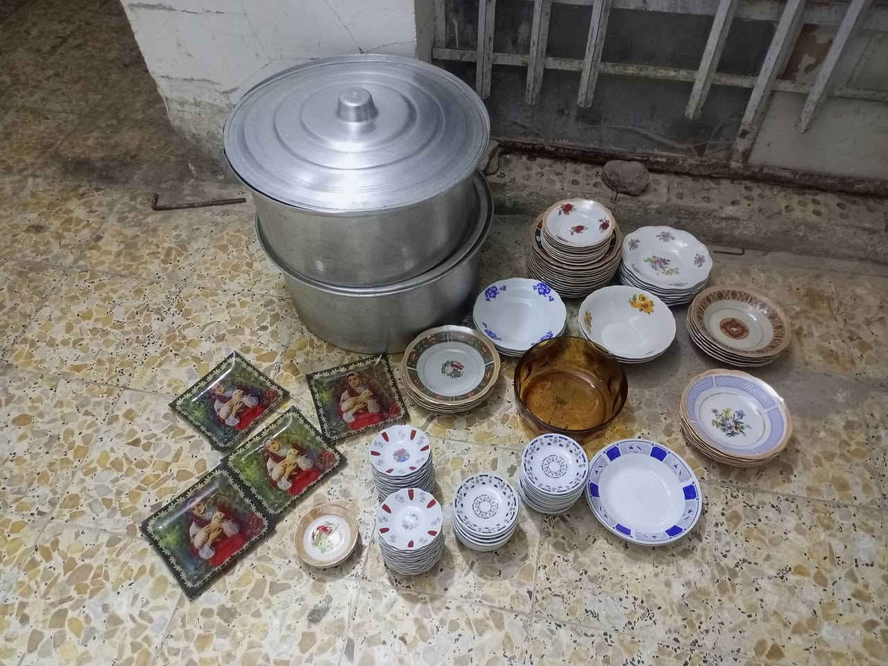 السلام عليكم جدر عدد 2 نظيف حجم 50×40 تقربيا وامواعين بسعر مناسب بسعر جمله ابيع تعال وتدلل بلتواصل
*********** متواجد فقط واتس .....
