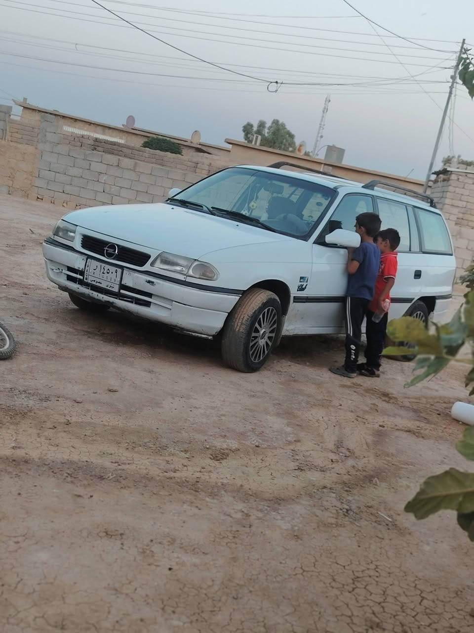 اوبل استرة استيشن صالون حجم 18  موديل 1992 كير  محرك شرط الشراي يتصل 
***********
