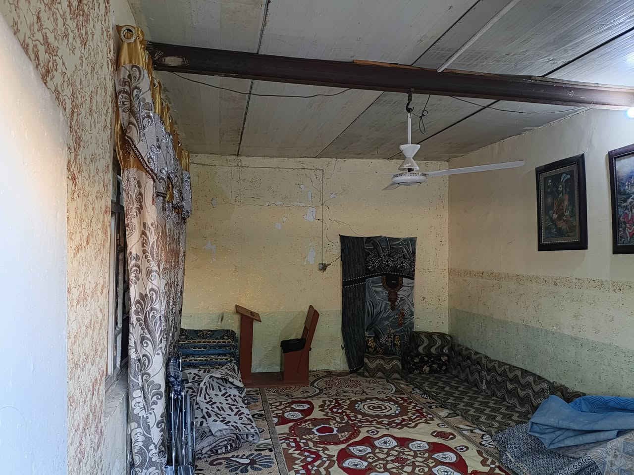 السلام عليكم بيت للبيع ال حمد  من جهه السريع مساحه 200 م كله ساندويج بس لغرفتين عكاده والسعر مناسب *********** رقم الهاتف
