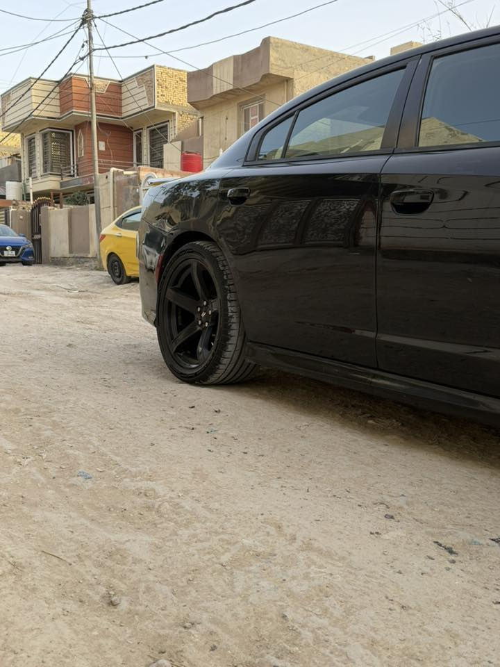 جارجر ٢٠١٦
رقم بغداد باسمي 
مكينه ٣٦٠٠
داخله بيه بس دعاميه
بلعراق صار بيه دور جاملغ خلفي والباب كلير فقط
ويل نجمه اصلي 
تايرات خلفيه ٣١٥
تخم تاير جديد 
حداديه جديده 
محدثه كلها اس آر تي اصلي
مكاني حله 
السعر ١٧٣
***********
