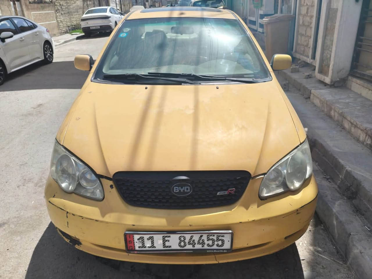 السلام عليكم
سيارة byd f3 2013 معروضة للبيع 
سيارة من ناحية صدر كير مكينة جاهزة 
منظومة تبريد كاملة جديدة قبل اسبوع شديتها 
باتري جديد بلكات جديدة 
السيارة بيها ملاحظات بسيطة مثل گشرها بي جراد شوية والدعاميات بيهن شخوط بسيطة 
السيارة بدون ضربة ولا صبغ 
سعرها 58 ورقة وبيها مجال بسيط 
اسويلك عقد مروري نظامي بيها ومالك السيارة موجود شوكت ما تريد يحولك 
عنوانها الدورة حي اسيا 
***********
