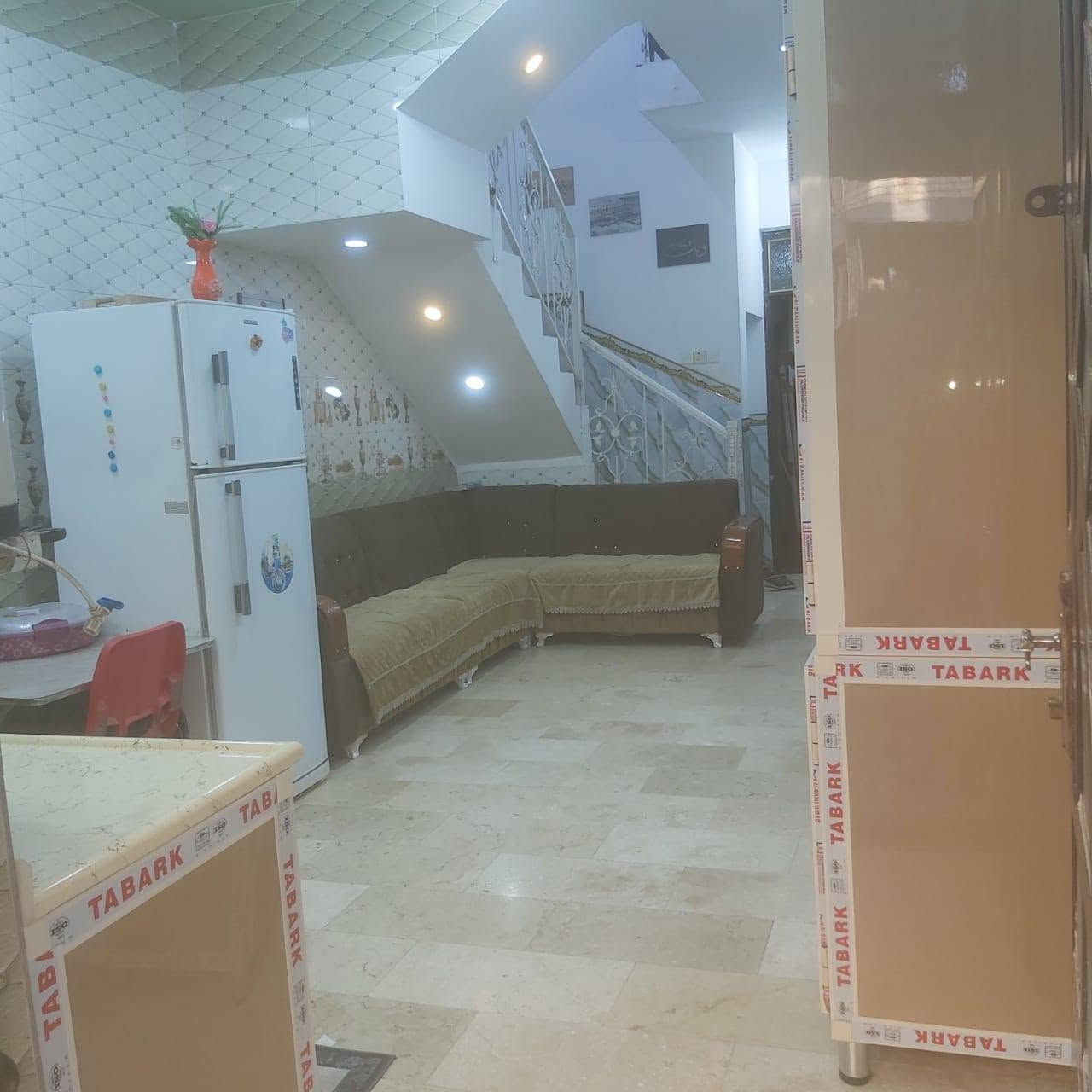 سلام عليكم بيت للبيع المساحه 100 متر الواجها 7 ونص والنزال 14 طابق ونص الطابق الارضي استقبال غرفه صاله مفتوحه بيها مطبخ صحيات منور تواليت خارجيه الطابق الثاني غرفه وبيتونه و حمام ارضيه مرمر بناء حديث جاهز من كلشي السطح مطبك شتايكر موقع البيت الدوانم مقابيل شارع هباوي الخمسه الاولى فرع ابو المي أرو السعر المطلوب 128 بي مجال بسيط للاستفسار اكثر ***********
