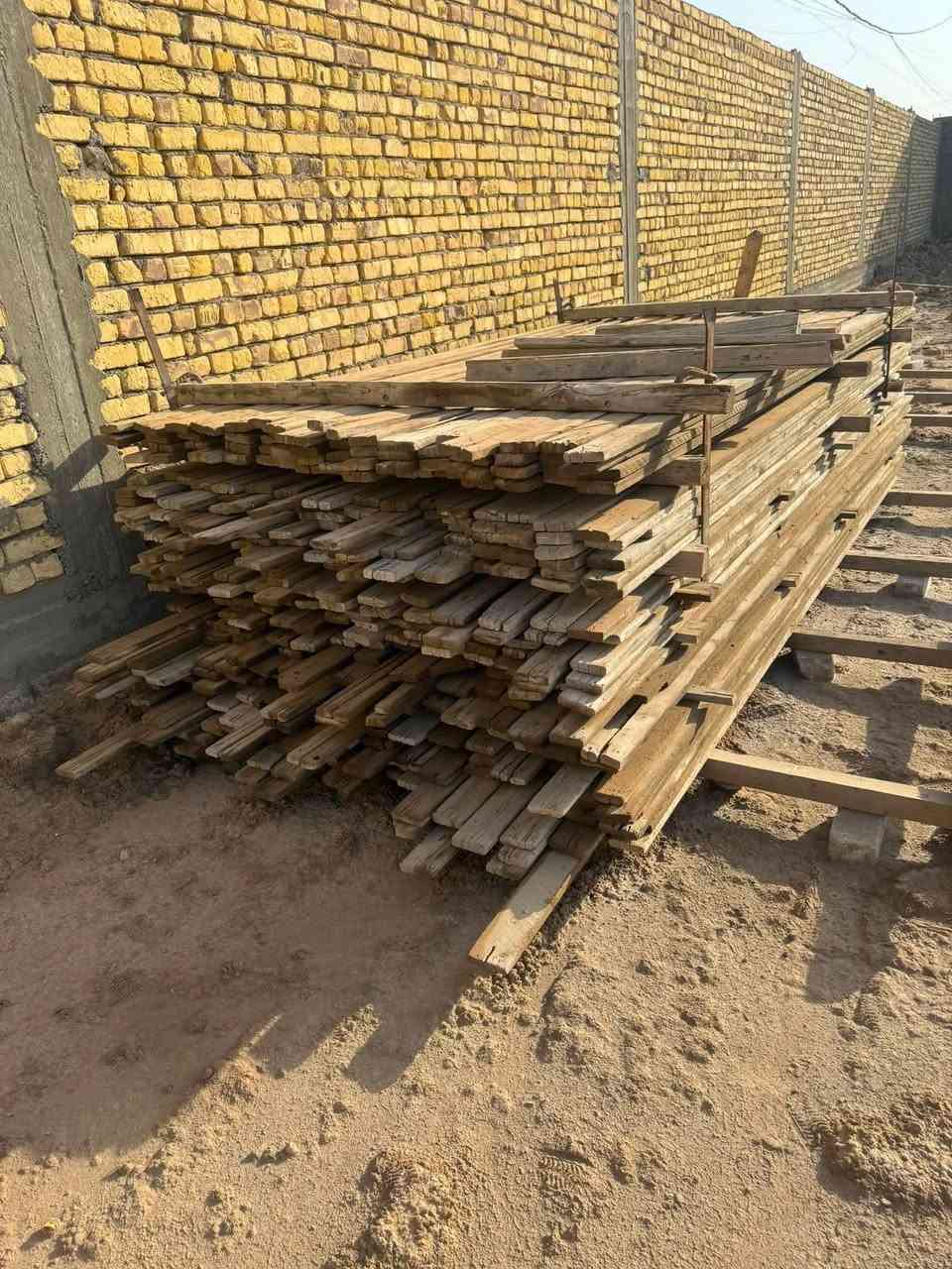 خشب للبيع 35 مكعب مع جكات 125 وفخات 200 قالب كامل گبل تشتغل يدك بيتين مساحه 250 الشراي يرأسني خاص او يتصل *********** مكاني سماوه
