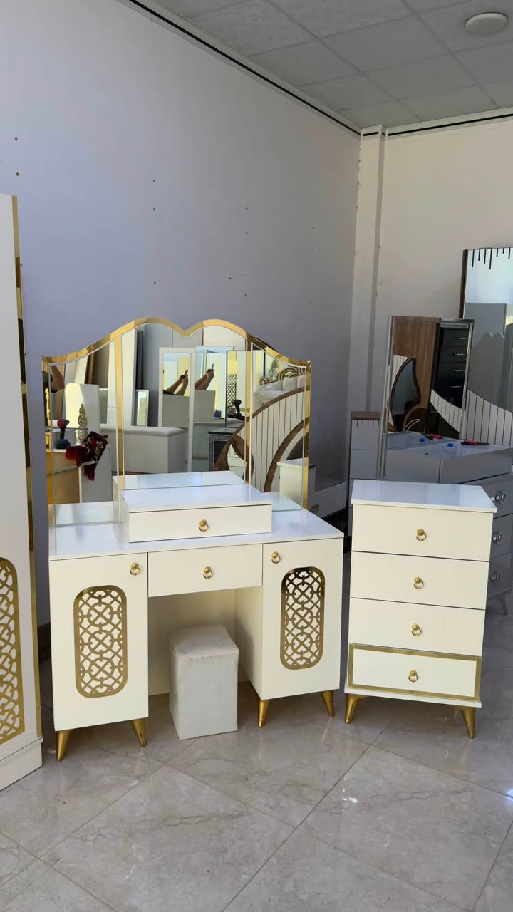 غرفه نوم ملكي 8 قطع ابيض مطخم ذهبي  السعر 750 الف مع شد ونقل ***********
***********
