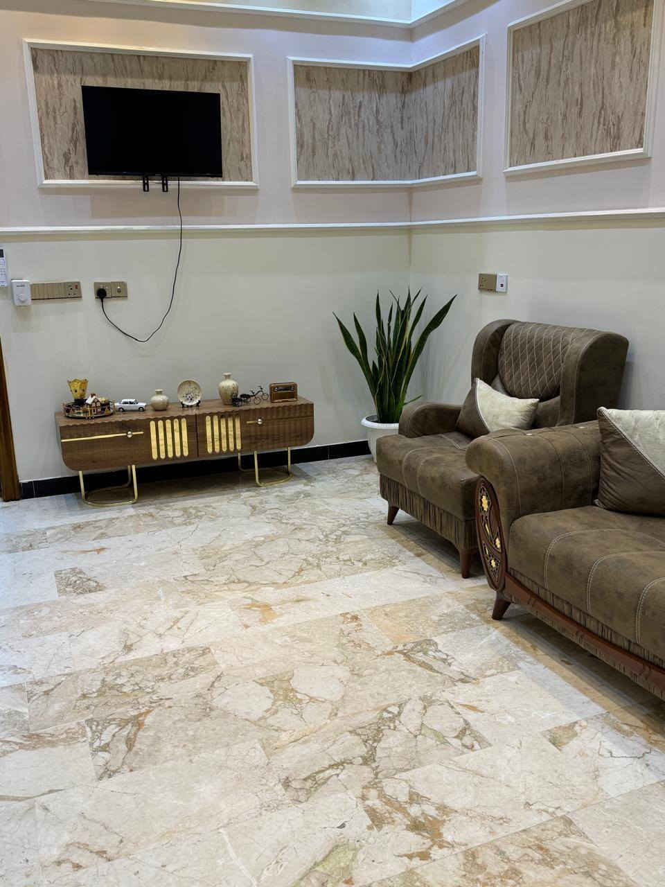 يتوفر مشتمل للبيع في حي الشهداء في ال ٢٤ المشتمل بناء طابوق طابق واحد وغرفة نوم واحده والإرضيات مرمر طبيعي مع شغل ديكورات جبس
المساحة:١٥٠ متر  ٧.٥*٢٠
السعر:١٣٠مليون دينار وقابل للتفاوض

مكتب الجنابي للعقار
للاستفسار الاتصال ع:
***********
