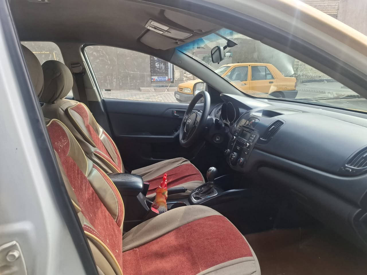 السلام عليكم سيراتو خليجي موديل ١٢ مكينه كير تبريد تدفئه كهربائيات مكفوله  ومكفوله من الضربه والتبديل فقط بيها طخات بصيطه سياره جاهزه للاخير والسونر موجود بلمنشور مكاني بغداد جسر ديالئ *********** عارضها ٩٢ وبيها مجال حك الجيه
