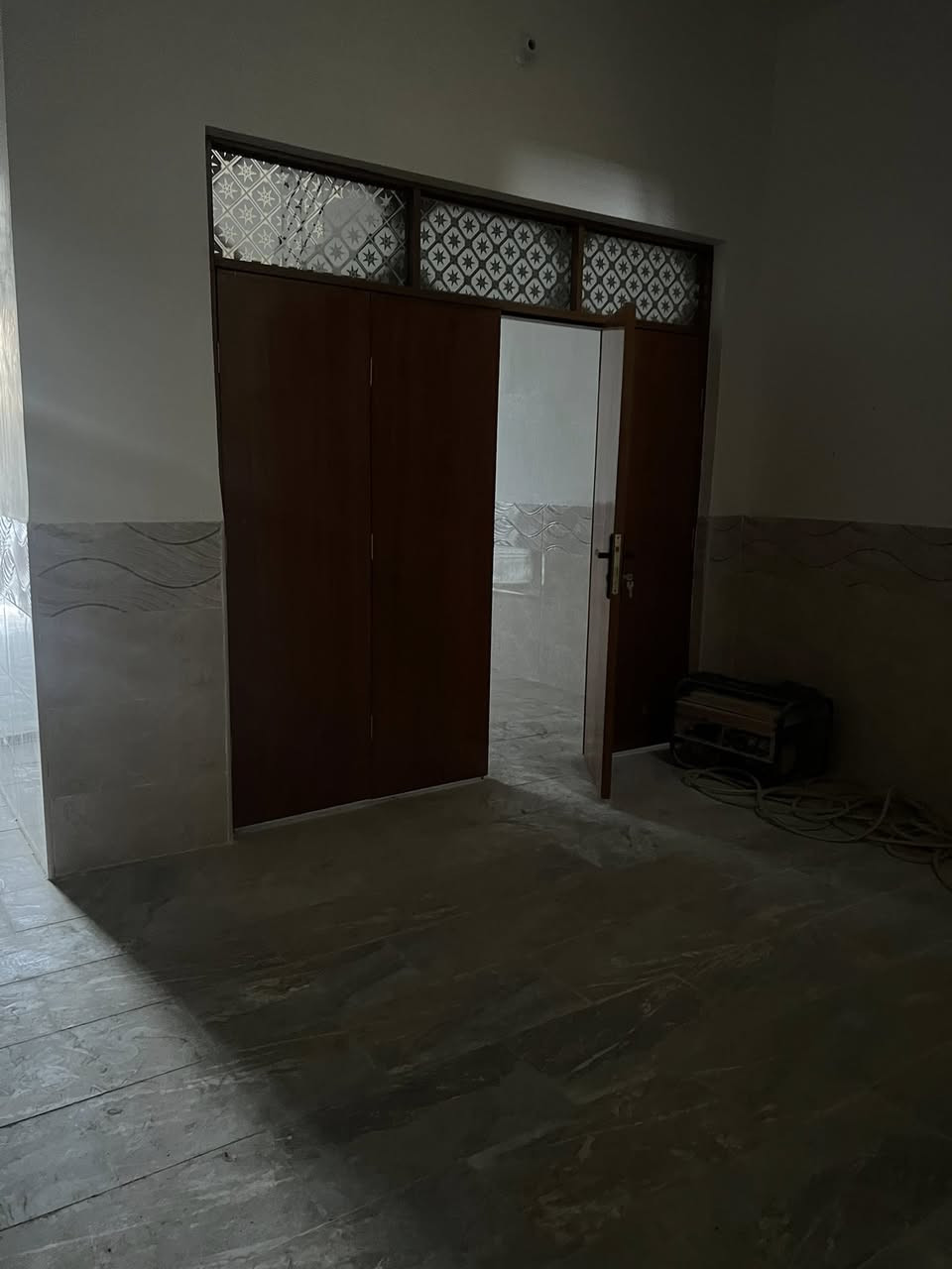 دار للبيع المساحه 100 متر في حي ميسان قطاع 22 بصف شارع الكيات الشارع الرئيسي من شارع  التجاري طابق ونص شغل جناي صب درجه أولى مميز خريطه مودرن مميزه ايضا يحتوي الدار على غرفتين وصالتين ومطبخ واستقبال مفتوح على الصاله صحيات داخليه وخارجيه واجهه مميزه ارضيه مرمر تطبيك شتايكر الطفيلي  السعر 150 مع المجال للاستفسار الأتصال على الخاص *********** يتوفر واتساب
