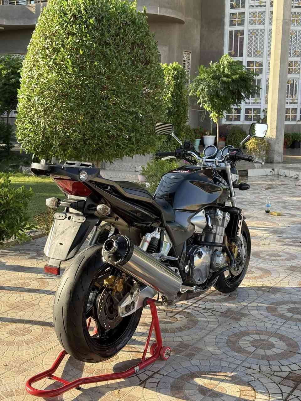 اللهم صلي على محمد وآل محمد 🖤🇯🇵
للبيع CB1300cc موديل 2005 الدراجة وكالة وكفالة عامة طك كارتون جاهزة من كل شي تخم تايرات اصلي وكاسحة اصلية الكزوز بلادي (ام الصفارة) مكينتها بل جيس الدراجة مثل ما بل صور اذا تختلف كروتك علية دراجة جديدة ومامتعوبة وبلعافية عل ياخذها 
رقمي *********** موجود واتساب 
اتصل او راسلني وتدلل 
مكانها ديالى كنعان 📍
