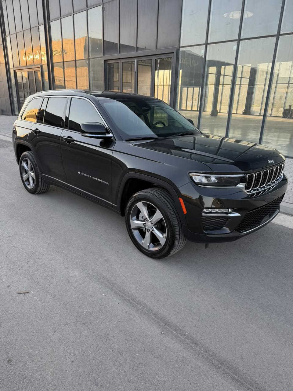 Jeep Grandcherokee Limited 2024 
فول فول مواصفات
پانوراما
ده بل اكسل 
شاشه گه وره
كشن هيتر
٣ مود ليخورين
صندوق جه گ
ويل گه وره 
فول فول 

بي بوياخ 
ارباك نه ته قيوه
ده عامي بو ده عامي بي گوراو 
بي تعديل
بي بوياخ

كلين 
٣ مانگ كاتي له گه له

***********
