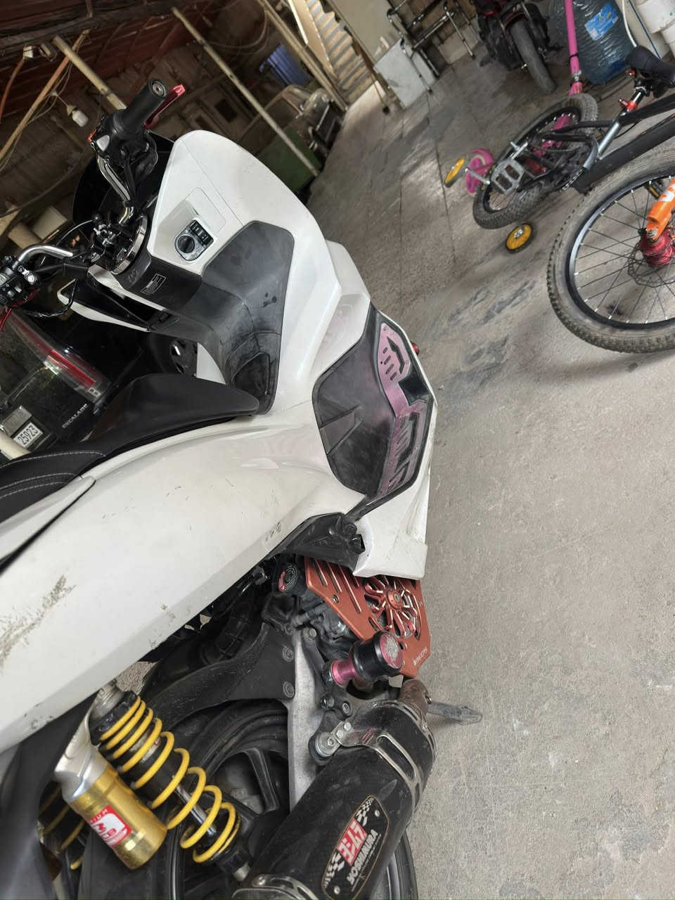 Pcx 
جيل ثالث كوري 
محرك125cc
يولد دراجه كامله مكمله مكفوله كفاله مكينه 
دراجه مزوده 
بصمه ومفتاح احتياطي
مواصفات 
يدات تدفئه
حساس ازدحام
بصمه 
دراجه فول بانزين محسن ودهن موتل
شباب رايدهاً 20 ورقه قفل 
اوراق مابيها اسويلك مكاتبه 
رقمي 
***********
بغداد: وين متريد 
اتصالات مارد بس رسائل
