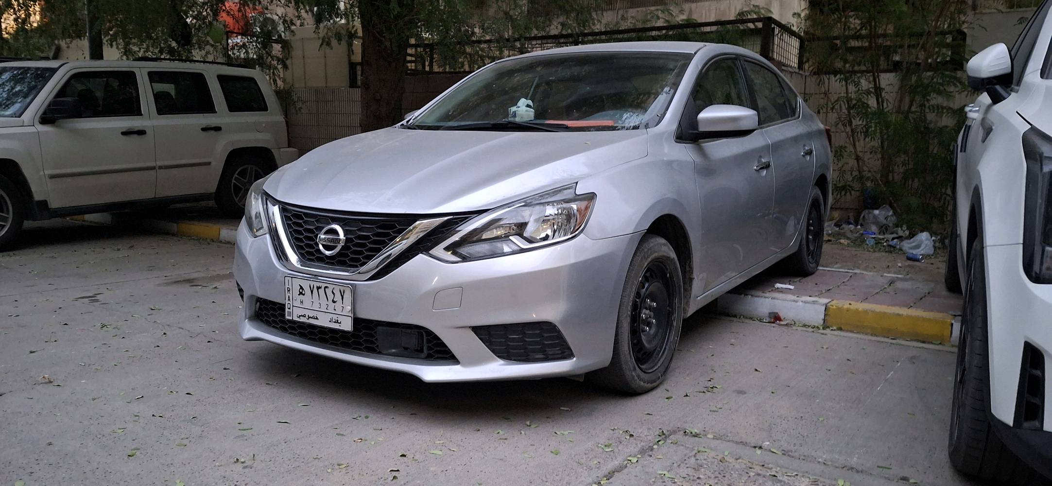 سيارة نيسان سنترا موديل حديث بلون فضي، حالتها جيدة وتتميز بتصميم أنيق وعملي. مناسبة للاستخدام اليومي وتوفر راحة أثناء القيادة. السيارة مسجلة في بغداد وتحتوي على اللوحات الرسمية والوثائق.