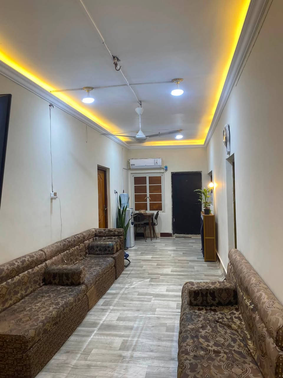 🏡 بيت طابو صرف للبيع .
📍 الموقع: المعقل – الحي المركزي، مقابل حسينية، وبالقرب من مستشفى الموانئ.

📐 المساحة الكلية: 240 م².
واجهة البيت  12 م. 

مواصفات البيت:

* الطابق الأول: 4 غرف، صالة، ديوانية، وحمّامان.
* الطابق الثاني: غرفة مع حمّام.
* بالاضافة الى وجود مشتمل صغير مستقل ومعزول عن البيت ومؤجر حالياً، مما يوفر دخلاً إضافياً.

✅ جميع الخدمات متوفرة (ماء، كهرباء، تبليط ، مجاري).
✅ قريب من المدارس الابتدائية والإعدادية للبنات و الاولاد ، بالإضافة قريب على مدرسة دولية.
✅ قريب من أهم الخدمات 

💰 السعر: 380 مليون و قابل للتفاوض

للاستفسار تواصل مع   ***********
***********
