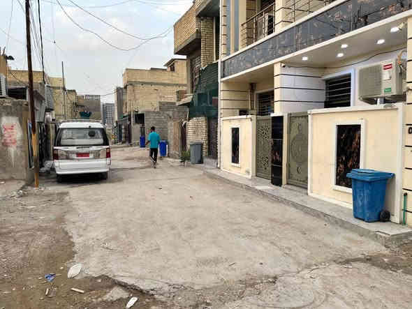 السلام عليكم قطعة أرض مساحه ١٠٠ متر طابو زراعي سند ٢٥ الواجهة ٧/٥٠٠ النزال ١٣/٥٠٠ المكان شهداء البياع مدرسة البحتري الاستفسار ع هذا الرقم ***********
