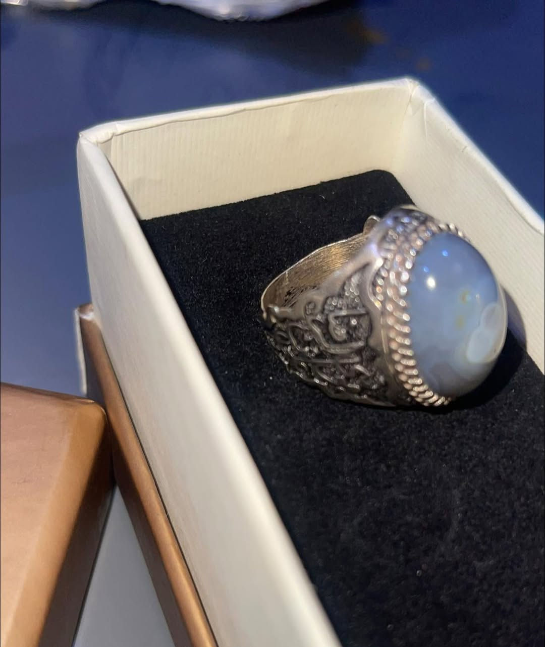 خاتم رجالي فضة ختم ٩٢٥
حجر سليماني آصلي ، الوزن 10.83 
منقوش عليه ( علي بن موسى الرضا )
السعر  ٥٠ الف ، توصيل ٥ الاف 
بغداد وجميع المحافظات .


**إذا كنت صاحب هذا الإعلان وتريد حذفه لأي سبب، رجاءا أرسل رسالة إلى الدعم الفني**