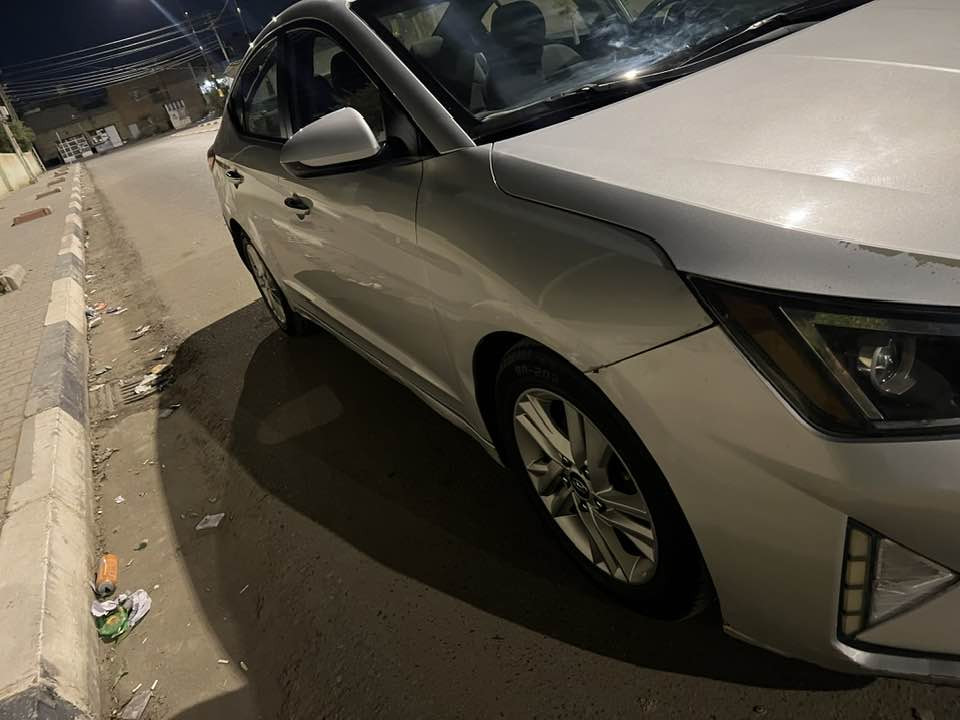 سلام عليكم 
انتره موديل ١٩ 
رقم بغداد دولي تحويل مباشر 
كير ايتي سياره جديده 
مكينه كير حداديه 
تخم تاير سياره جاهزه 
مكان السياره كربلاء الحسينيه 
حادث قبق جنطه فقط صبغ بدون دواخل 
سعر ١٣٨ بيهه مجال 
***********
