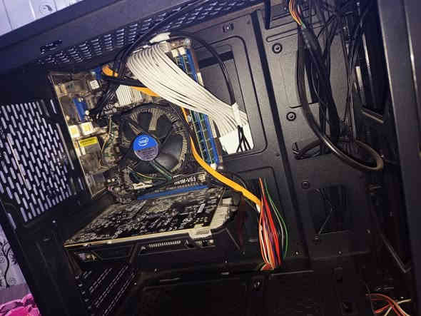 ⚜️تجميعة للبيع :
Gpu : 1050ti gigabyt🔱

CPU : I7 3770🔴

Ram : ddr3 16(2×8)🟣

M.B :h61 asroke⚪️

Hdd : 1T🟢

Ssd : 120gb🔵

PSU : 500🟠

✅️التجميعة نضيفة وسبب البيع لعدم التفرغ 
السعر : 250 (وبيها مجال للشراي)
مكاني بغداد_الدورة(توصل ماعندي)
للتواصل : على الخاص او على الرقم : ***********
