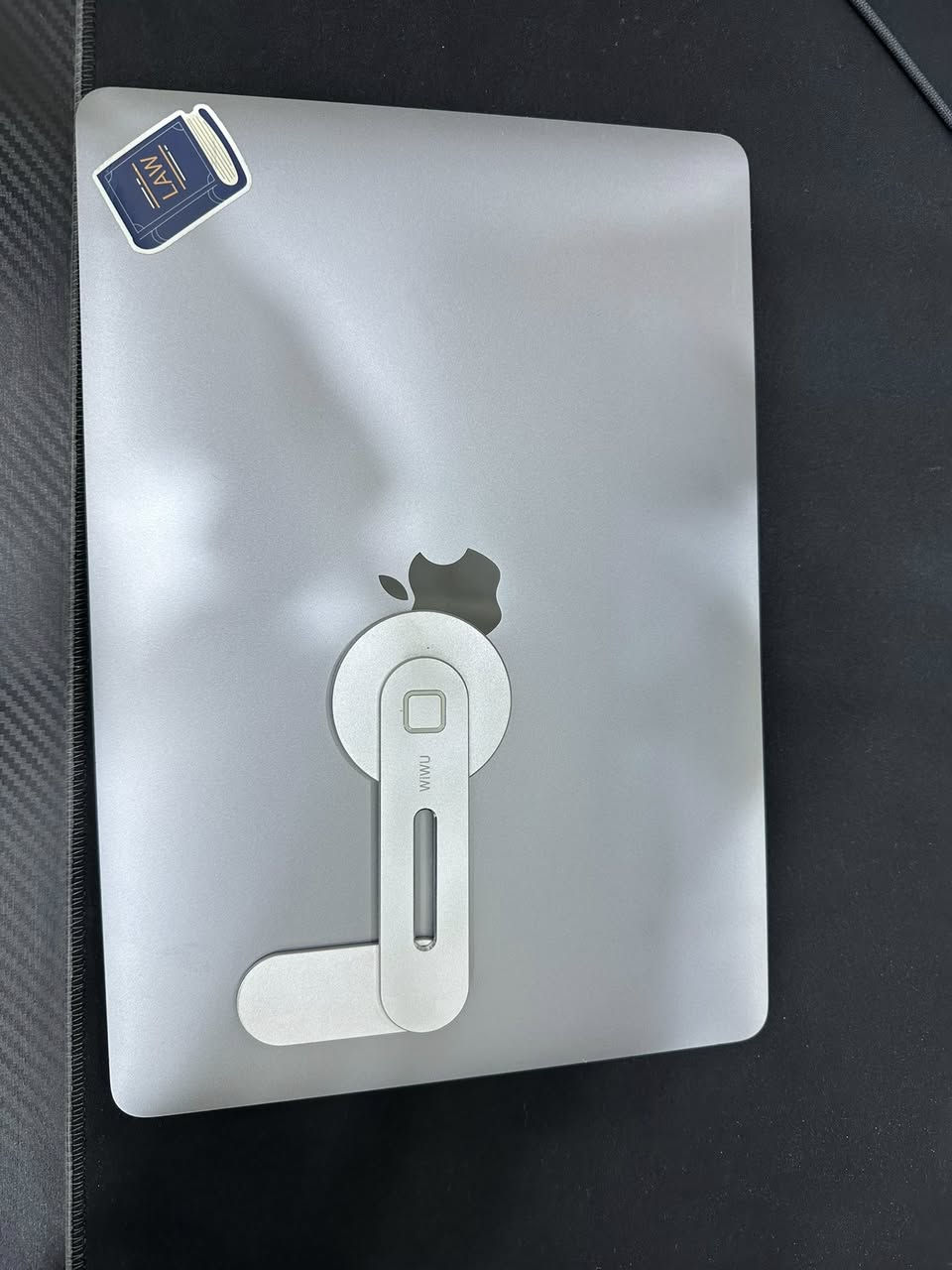 MacBook Pro 13-inch 2020 للبيع (٥٠٠ الف)
الموديل: MacBook Pro
السنة: 2020
الحجم: 13 إنش Retina Display
اللون: Space Gray
الحالة: نظيف جداً

المواصفات:
 المعالج: Intel Core i5 رباعي النواة بسرعة 1.4 GHz
 كرت الشاشة: Intel Iris Plus Graphics 645
 الرام: 8 GB LPDDR3
 التخزين: 256 GB SSD
 الشاشة: Retina Display مقاس 13.3 بدقة 2560 × 1600
 النظام: macOS Sequoia 15.7.3
 المنافذ: Thunderbolt 3 (عدد 2)
Wi-Fi: 802.11ac
Bluetooth: 5.0
 الكاميرا: FaceTime HD
 الكيبورد: Magic Keyboard بإضاءة خلفية

للتواصل عبر الواتس اب ***********
