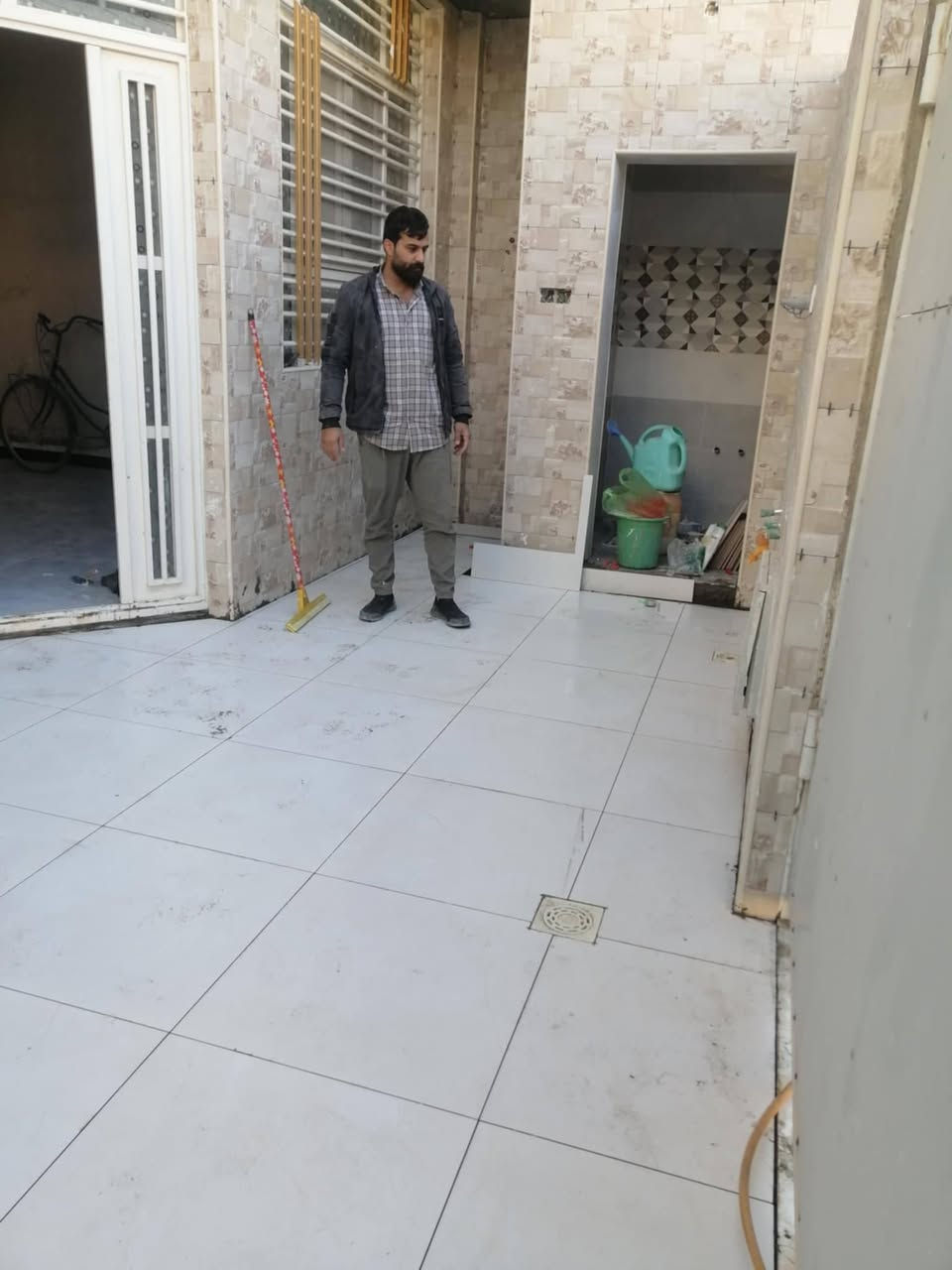 سلام عليكم خلفه سيراميك بورسلين مرمر جداري أرضي درجه اولى مكان نجف متفرغ حالين اليريد يتصل اوبي خير اويدلل راح اخلي رقمي***********
