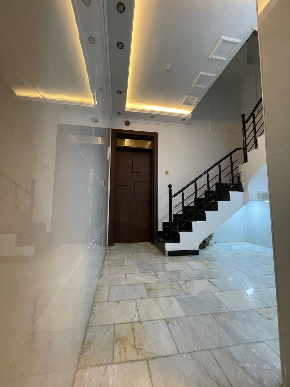 منزل متاح الموقع البنوك التربيه محله ٣١٥ 
الواجهة 4.               النزال 12.5

المساحة 50 متر 
المحتويات 
ط ارضي //استقبال ظيوف + مطبخ طعام *2حار وبارد+ غرفة نوم ماستر + منور 
ط1///2غرف نوم ماستر + حولي + بالكونة+ بيتونة + سطح *2

طراز البناء 
واجهة ارضية سقف درج  مرمر  
سيراميك لوح 
رفت عالي 40 سنتم 
ابواب تركي وقاصه + شبابيك المنيوم 
ديكورات جبس بورد + بروفايل كل المنزل
سحبات بالسقف 
نفط اسود تشميع سمنت داخل وخارج
مع الجيران + لايلون زراعي عازل رطوبه
دوة ارضة +سبورت لايت + انارة مخفية + بنلات ديكور + سمنت مقاوم + رمل و شيش تسليح ممتاز الاستفسار 

اكثر لاتصال او مراجعه شركه الأقمار 
.. 
***********
ظافر
