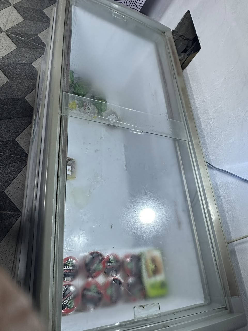 مجمده للبيع حجم كبير بروده فول مناقصها شي السعر 350 وبيها مجال للاستفسار ***********
