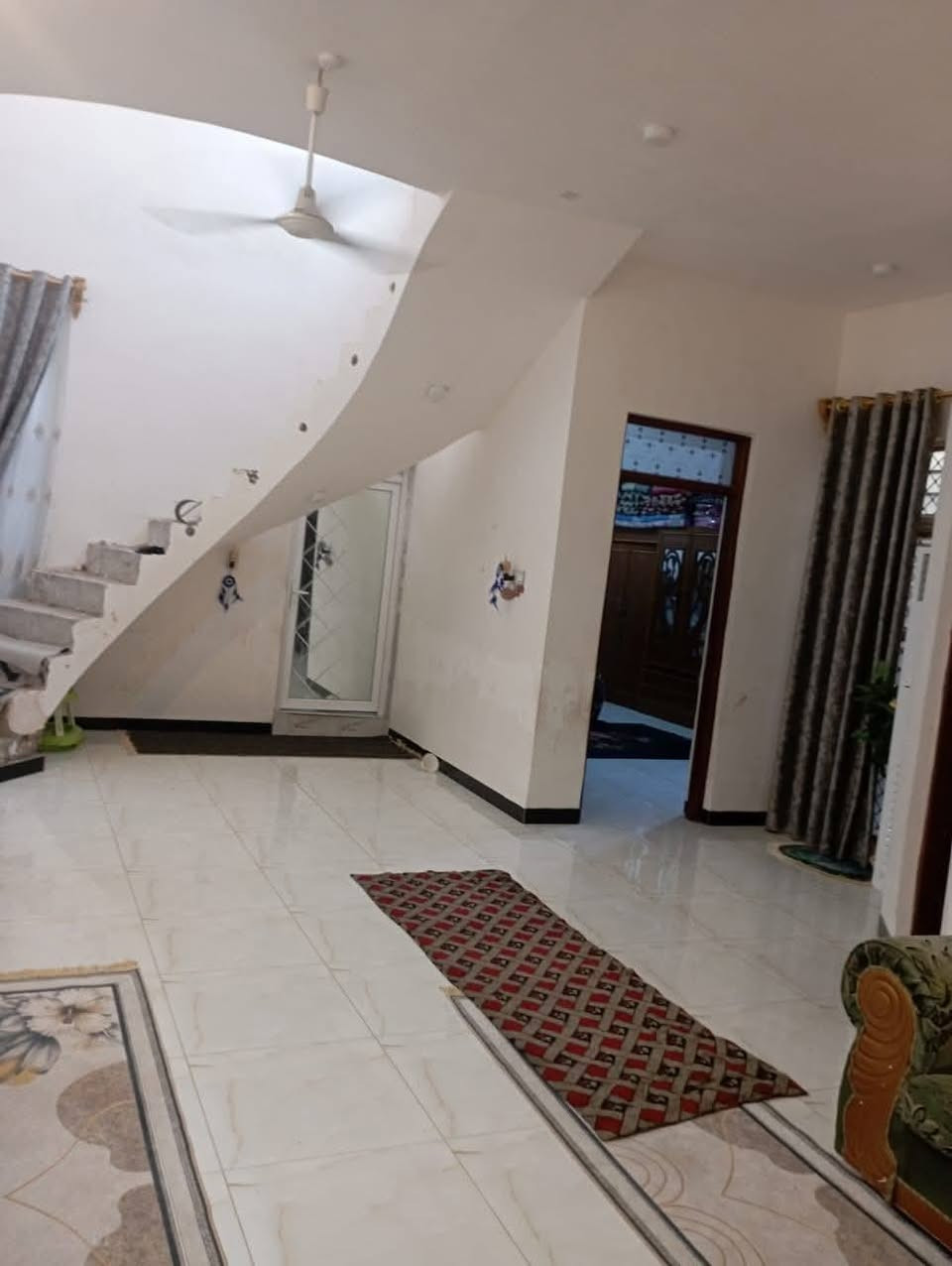 بيت للبيع طابو زراعي سند 25 الموقع الحمزه الغربي الجمعية زراعي قرب مدرسة صدى العلوم شارع تبليط عرضه 8 امتار
مساحته 236متر بناء درجه اولى طابوك والسقف صب كونكريت يحتوي على غرفتين وصاله ومطبخ واستقبال وصحيات داخليه وخارجيه وكراج للسياره
السعر 115 مليون وبي مجال
 الاستفسار الاتصال على الرقم ***********
