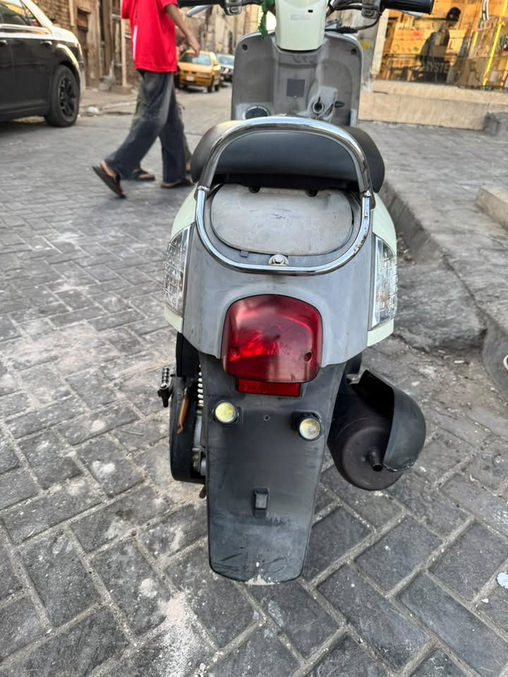 سلام عليكم دارجة بوليس مكفولة
المكينة برغي ما مفتوح بيها 
الدراجة ما متعوبة لان دوام تاركها بالبيت 
يعني من تاخذها اعتبر نفسك مشتري رمبة 
السعر ٩٥٠ 
‭***********‬
