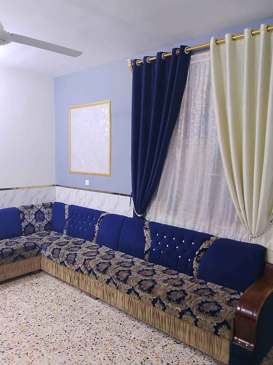 للبيع بيت مساحه 250 تلث غرف نوم  معه الاثاث تخم + سبالت عدد 5 عامودي خمسه طن + كاونتر / مي ومجاري 
منطقة البطه والسواعد 
***********
***********

