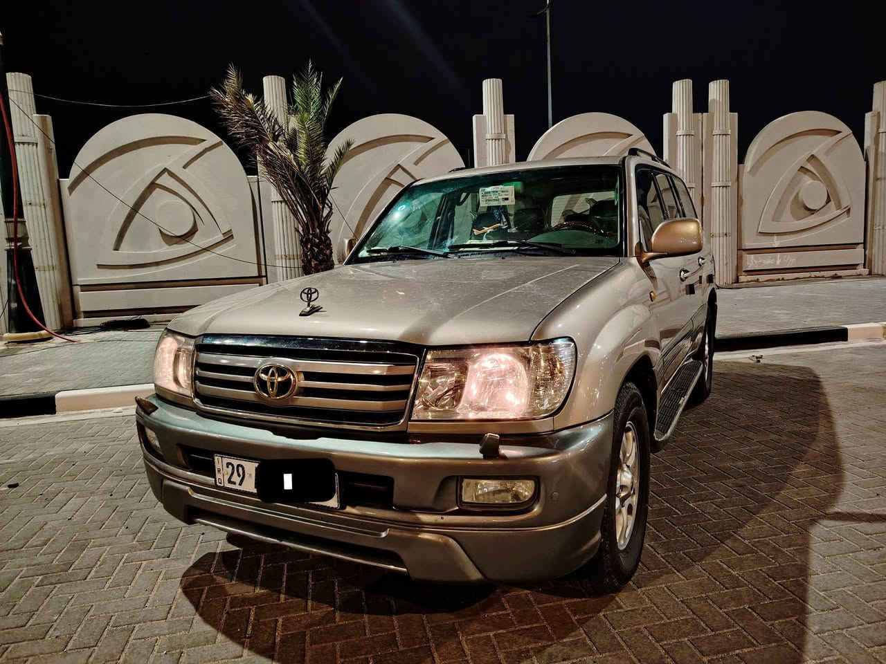 سلام عليكم GXR تويوتا لاند كروزر لون مميز ورقم مميز اربع ارقام رقمها واسط مشروع وطني  فول مواصفات مكفولة كفالة عامة موديل2005 فور ويل فتحه سقف تبريد 3قطع  ماعدا البصمة مكينه 4500 اربه ونص سبعه راكب السيارة جاهزة ماناقصها برغي واحد كلش جديدة احلة من الصور السعر 195 وبيها مجال مكاني بصرة مقابل مجمع الامل السكني الاستفسار *********** مامتواجد فيس
