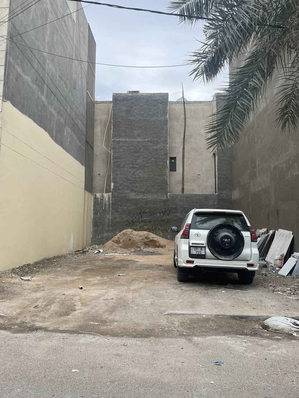 ارض للايجار في الداودي 613 خلف مدرسة الشرق الاوسط 
مساحة الارض 102 واجهة 9 متر نزال 11.5 متر 
تصلح مخزن بعد اضافة سندويجبنل 
للاستفسار اتصل على ***********
