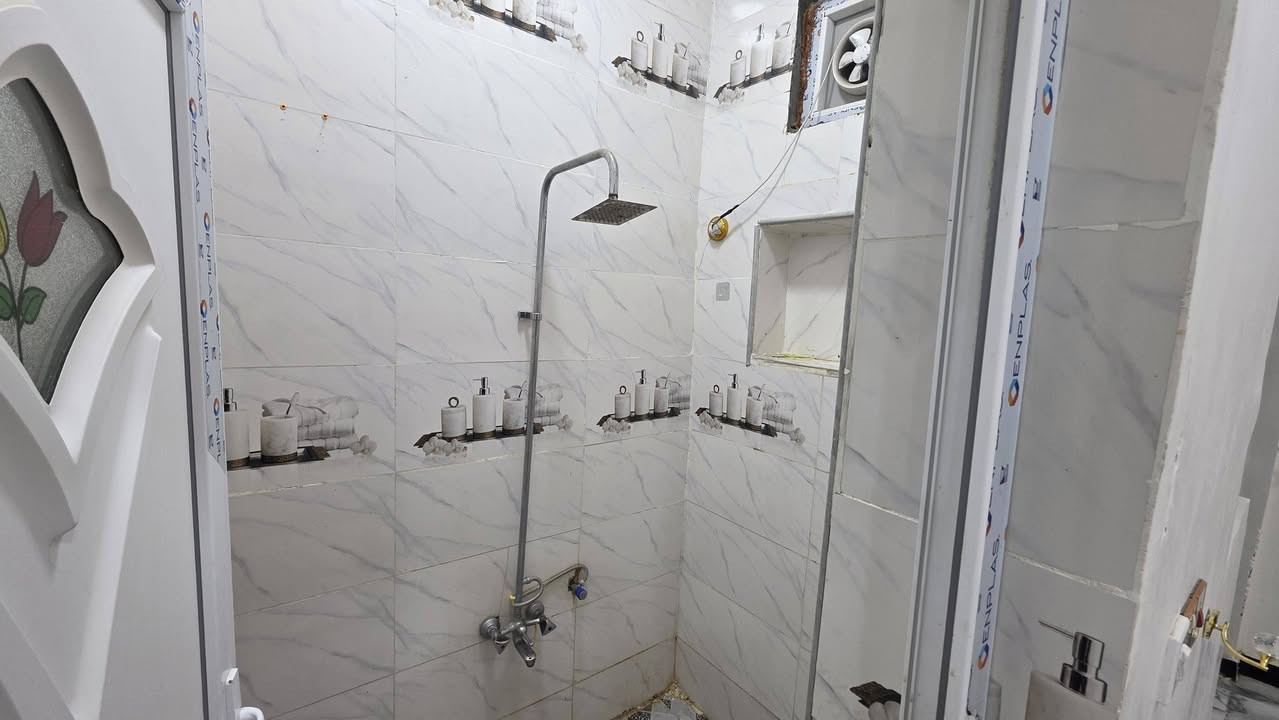 بيت للبيع المساحة ١٠٠م كوت الحكيم شارع زرزور يبعد عن الشارع العام ٣٠٠م البناء طابوق يحتوي على غرفة وهول واستقبال ومطبخ وصحيات داخلية وخارجية السعر ٣٩ مليون وبي مجال للاستفسار مراجعة دلالية احمد السعيدي قرب حسينية بيت خليفة للاتصال *********** أو ***********
