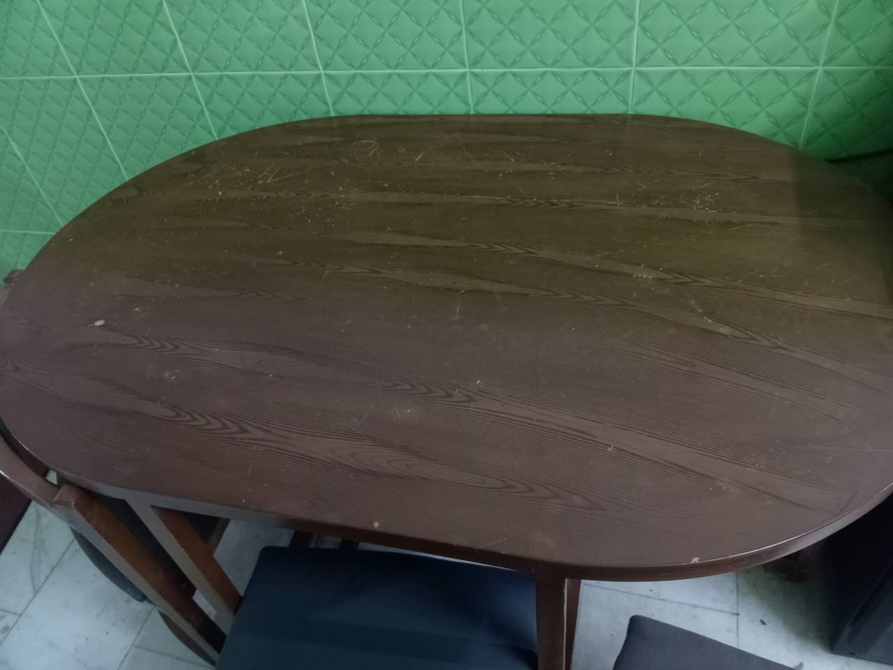 ميز طعام بيضوي ٦كراسي خشب للبيع بسعر ٦٠ الف وبيهة مجال ملاحظة كرسي نقص للتواصل مازنجر او على رقم الواتساب ***********
