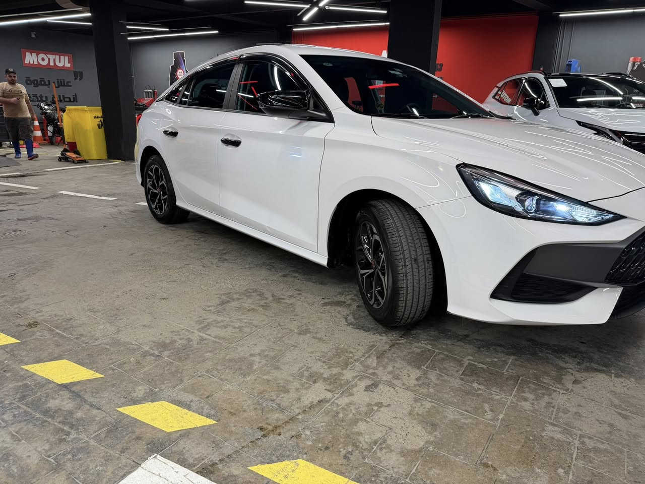 MG GT 2023 للبيع
السيارة غنية عن التعريف بمواصفاتها المعروفة:
• ناقل الحركة: أوتوماتيك.
• نظام التشغيل: بصمة تشغيل ودخول ذكي للأبواب.
• المكابح: هاندبريك إلكتروني (بصمة) مع خاصية الأوتو هولد (Auto Hold).
• التكنولوجيا: شاشة تدعم نظام "أبل كار بلاي" و"أندرويد أوتو".
• المساعدة على القيادة: كاميرا خلفية، حساسات خلفية، ونظام مراقبة ضغط الإطارات.
• الإضاءة: نظام ترحيب، مصابيح زينون، وإشارات بالمرايا الجانبية.
• المقصورة: كراسي جلد، ونوافذ كهربائية.
• الإضافات الخارجية: ويل كب (جنوط).
• المسافة المقطوعة: 14,500 km فقط.
الإضافات الخارجية والملحقات:
• عازل حراري أصلي: عزل عالي الجودة لتقليل حرارة الشمس داخل المقصورة.
• إضاءة داخلية (LED): ألوان متغيرة يمكن التحكم بها عبر تطبيق الهاتف.
• هدية مع السيارة: 5 فلاتر زيت أصلية جديدة.

السعر: 124 ورقة (قابل للتفاوض).

العنوان: بغداد حي الجهاد مجمع النسيم السكني

للتواصل:***********

ملاحظات حول حالة البدي (الهيكل):
• الباب: توجد "رصعة" (نقرة) صغيرة جداً في باب الراكب (بجانب السائق) من الأسفل.
• البنيد والقمارة: توجد آثار بسيطة جداً وغير واضحة ناتجة عن "الحالوب"، وهي رصعات خفيفة جداً
