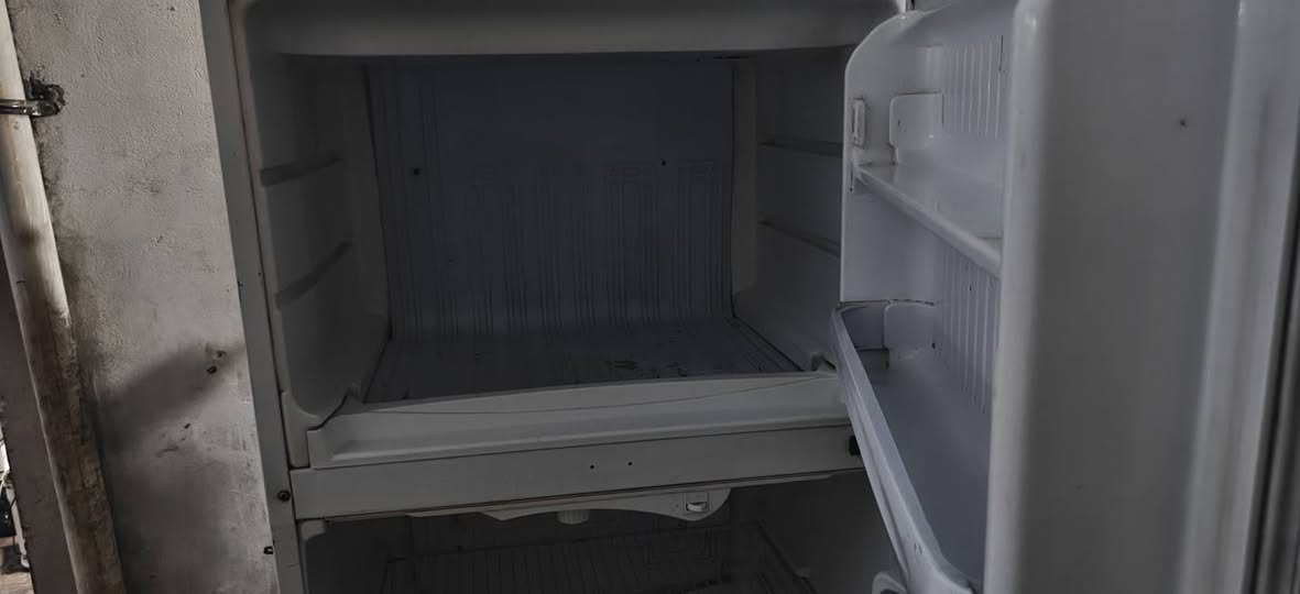 السلام عليكم للبيع ثلاجه نضيفه شغاله شرط التجميد حجمها جبير سعره 100 الف عنواني شارع المعمل يم نزلة ال فياض ***********
