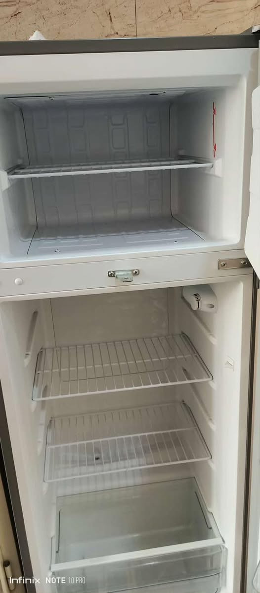 ثلاجة حجم وسط نظيفة جدا 
ما داخله تصليح ابد المكان المدائن الورديه 
مستعجلين على بيعتها سعرها ١٧٥ قفل


**إذا كنت صاحب هذا الإعلان وتريد حذفه لأي سبب، رجاءا أرسل رسالة إلى الدعم الفني**