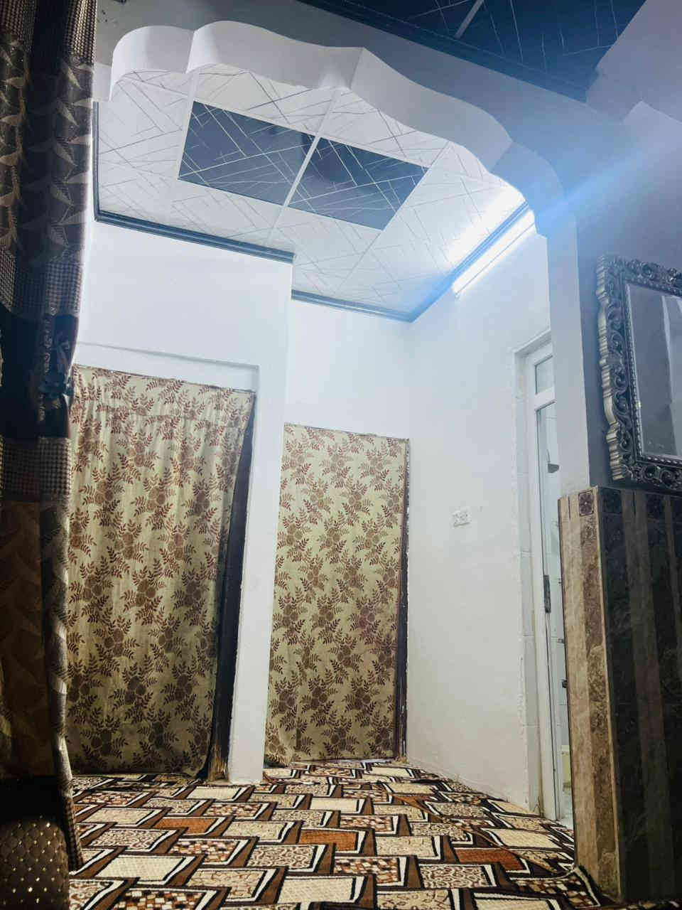 المساحه 170 متر الواجه 8 والعمق 21 
غرف نوم 2 وهول واستقبال بناء جديد مع كاونتر وطخم قنفات 
الموقع الرشيديه قطاع 6 فرع شفيق ابو الكاز 
السعر 90 وبي مجال بسيط 
***********
