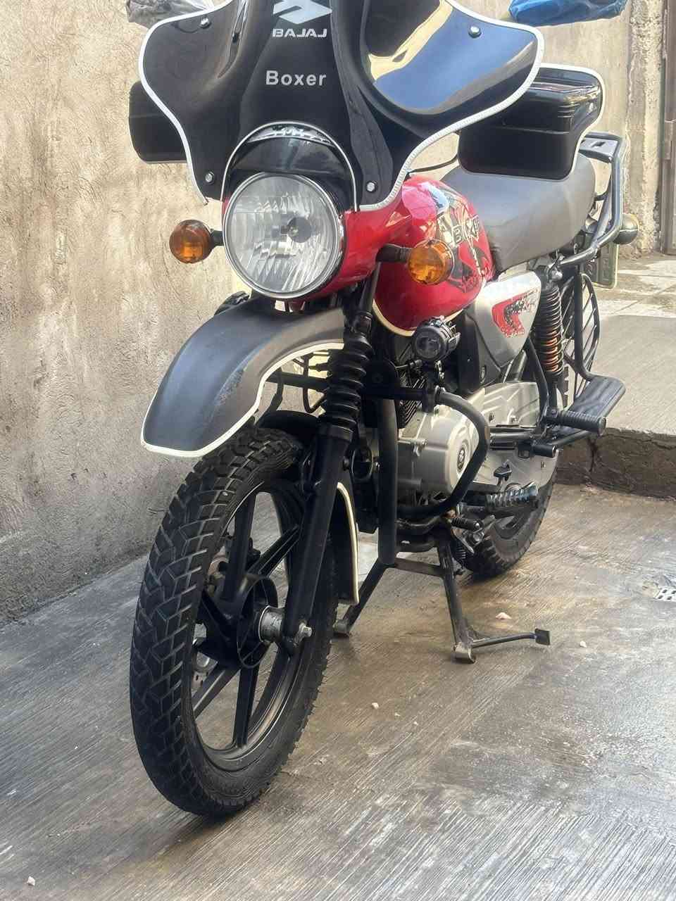 دراجه بوكسر للبيع موديل نهايه 2022 دراجه اخت الزيرو دراجه محافض عليهه كلش ردت اشتغل بيهه دلفري ولكيتلي غير شغله مزودهه لايت ثلجي اصلي رماشات اصليه الزوج ب١١٥ اخذتهن رقم بغداد تحويل ثاني يوم دراجه كل نقص مابيهه رايدهه ب ٢٥٠٠ وبيهه مجال بسيط *********** مكاني بغداد
