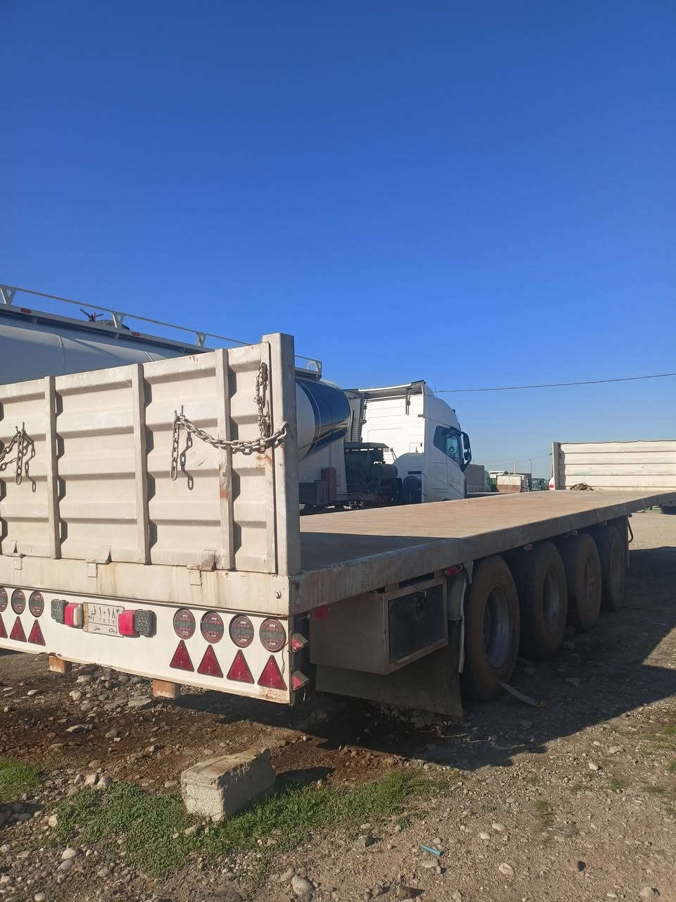 السلام عليكم للبيع عربانه حدادي شاصي 16 بدون كسر وفطر 4دناكير جوبلس برميل 2رفاع طول 13:60 دناكير مربع تركي 14 كاعيه حديد عربانه جاهزه للشغل تايرات نص عمر سعر(110) وبيها مجال مكاني كركوك ***********
