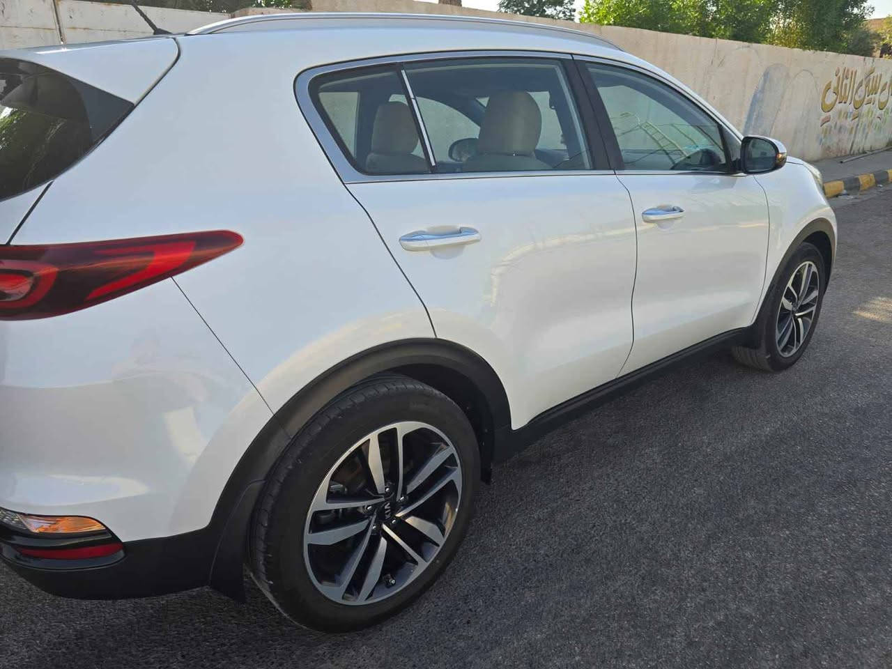 2019 Kia Sportage · Suv · المسافة المقطوعة: 100,000 كم

السلام عليكم ورحمة الله وبركاته 
سبورتج خليجي 2019 مكفولة عدا رصعتين وشخط موضحات بالصور محرك 2000 دوش سيارة نظيفة كلش ماشية 100 الف كم قابل للزيادة مكانها مركز مدينة الكوت السعر المطلوب  200 $ للإستفسار أكثر الاتصال بالرقم *********** Singapore
