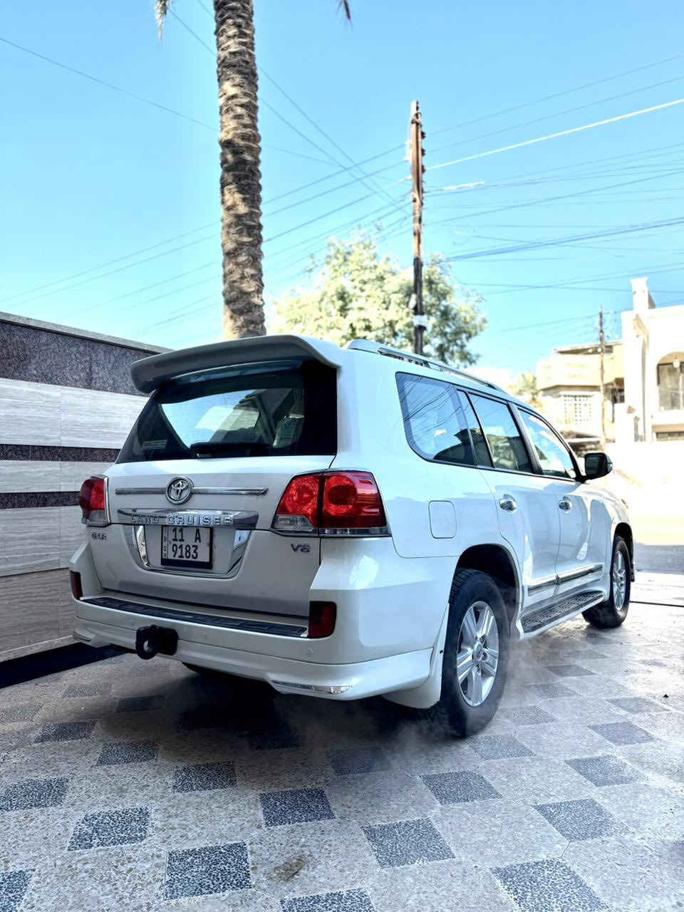 السلام عليكم 
لاندكروز 2012 فطيم خليجي بيها قطعتين صبغ
باب خلفي وجاملغ خلفي جهة اليمين بدون دواخل
محر 8 سلندر 4600 ماشيه 192 كم حقيقي
فول مواصفات سياره جاهزه بدون نقص
العنوان بغداد السيديه
السعر 325$
للاستفسار ***********
