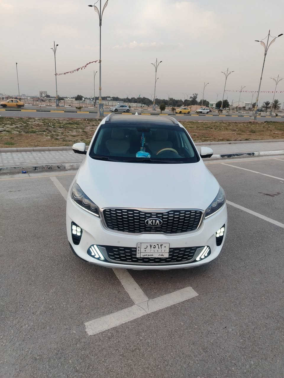 بسم الله الرحمن الرحيم 
السلام عليكم 
سورنتو 2019 وارد كويتي 
فول موصفات فورويل 
مواصفات
 
1.خمس كامرات 
2.رادار امامي وخلفي 
3.خمس انضمه قياده
4.بردات خلفيه بلاد
5.كشنات امامي وخلفيه تدفه وتبريد 
6.اوتو هولد
7.صندوق خلفي ذكي 
8.سايد بريك دكمه
9.بصمه ابواب عدد ثنين 
وبيه بعد كم سالفه

السياره ببيه فقط الجاملغ الامامي الي بل جه ليمنه تبديل وكاله فقط ممشه 173الف وسعر لسياره(240)ورقه وبيه مجال حك لجيه 
تواصل 
***********
***********
