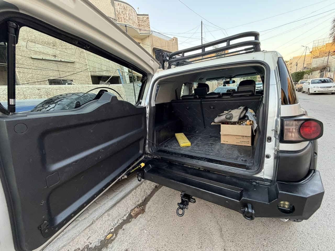 تويوتا FJ 2007 الون رصاصي سلفر
حادثها جاملغ خلفي فقط + صبغ الباب الخلفي جهت السايق
بيها كلير بسبب جراد ومصلح لكلير ع كده فقط ومصور قبل التصليح 
دعاميات حديد امامي مع درع المحرك + دعاميه خلفي حديد + شباك امامي سبورت + وايت بدي اسود + دوسات trd
تايرات حجريه جديده عدد 5 + ويلات عدد 5 
محرك وكير مكفولات على وضع الشركة 
ادامه كامله قبل كم شهر للمنظومة الاحتراق ( فيت بم جديد + فلتر + نوزلات جدد + مجاول + بالاظافه وياها مسطرتين نوزلات مستخدمات بعدهم ممشدودات مالكصه مشتريهم ومشادهن )
اي بي اس جديد + راديتر جديد + جوينات مياه التبريد جدد + فلاشنك لمنضومة الماء 
شوته رياضيه + شوته سحب هواء خارجيه 
دبلات + لويات + طبلات رياضي 
ترفيعه اصليه 2 انج 
جك هاي ليفت خاص بالتغريز 
ستيرن رياضي فول تحكمات  + الداخل كله مغلف كاربون فايبر + شاشه + اناره داخليه مخفيه + مقابض الكير + تكايه ابواب + سترينها القديم  
لايتات امامي ليد اصلي درجة اولى + 6 بروجكترات 
ونش سحب كهربائي امامي 
كزوز رياضي 
السعر 165$ وبيها مجال 
  *********** ***********‬
