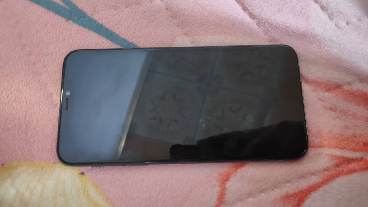 ايفون 11برو ماكس للبيع او المروسة بدراجة 
مبدل شاشة وبطارية اصليات 
المكان البصرة القبلة حي 4000
السعر 290
تواصل ***********
