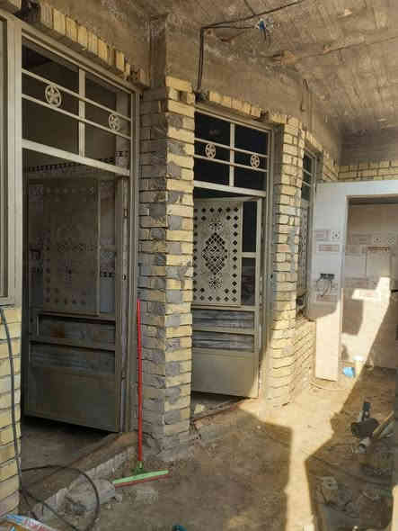 سلام عليكم عندي بيت رئس شارع العبيد  عشرين مساحة ١٠٠متر مربع  تبليط الماء والكهرباء  سعر٥٨ بها مجال ***********
