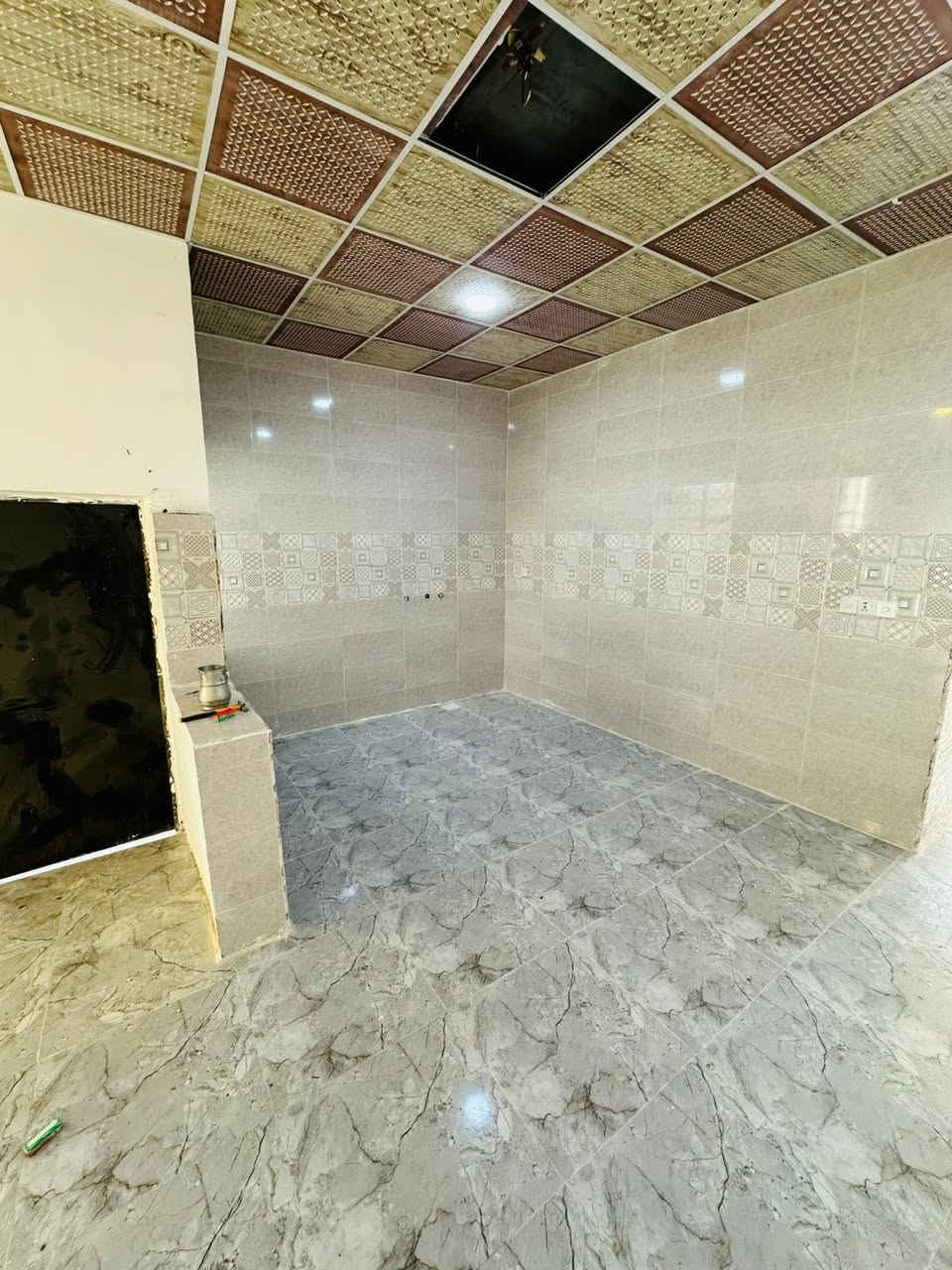 دار سكن عدد ٢  زراعي سند ٢٥ المساحه ١٠٠ م 
واجهة: ٥ م 
نزال : ٢٠ م 
الموقع : خلف معمل الاصباغ مجاور المدرسه 
اساس كونكريت سقف عكاده بناء حديث غير مسكون ٢٠٢٦ 
تسلسم مفتاح 
كافة الخدمات ماء كهرباء تبليط قرب الدار 
يحتوي على غرفة نوم  وصاله ومطبخ واستقبال ومجموعه صحيه مع حمام وكراج سياره  
سعر الدار الواحد ٢٨ مليون مع المجال 
للاستفسار الاتصال على الارقام التاليه 
***********
***********
او مراجعة مكتب الحولي مقابل باب الجامعه الخلفي
