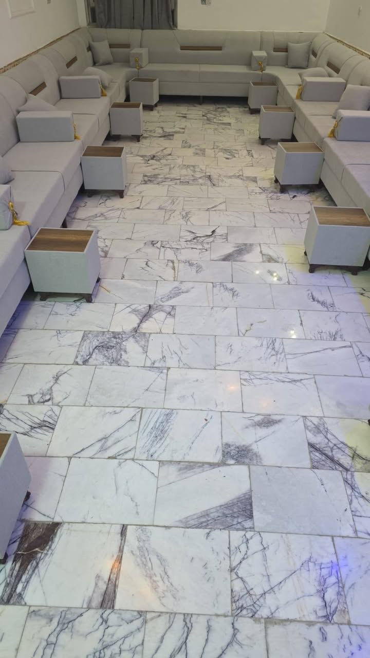 السلام عليكم 
دار للبيع في الناصرية حي الشهداء المساحه 200م موقع البيت ع ساحه قرب الشارع الرئيسي قرب جامعة العين بناء حديث جدآ يتكون البيت من غرفتين وصاله واستقبال ومطبخ وصحيات داخليه وخارجيه الطابق الثاني غرفتين وصاله عدد 2 وصحيات   البيت حاليا جاهز للسكن كما يوجد كراج سياره مساحه 200متر  في الساحه خاص للبيت  
للاستفسار الاتصال ع الرقم ***********
 او مراجعة المكتب
