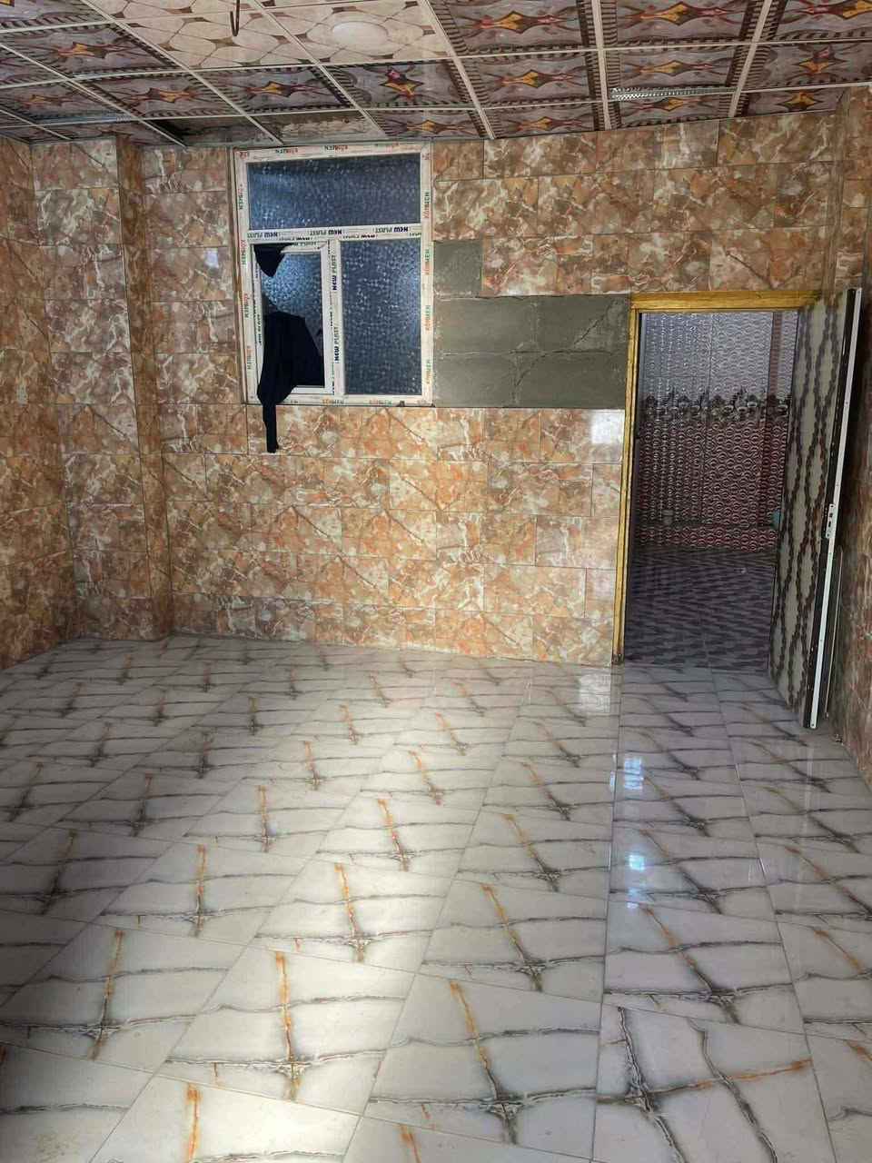 شقه للإيجار طابق ثاني جاهزه من كل النواحي تانكي سخان خط مولده نضيفه داخل عماره سكنيه العنوان شارع المطار الجديد مقابل أسواق فدك على شارع العام إيجارها ١٥٠ كل شهر بشهره شامل الماء والكهرباء والمجاري 
***********
