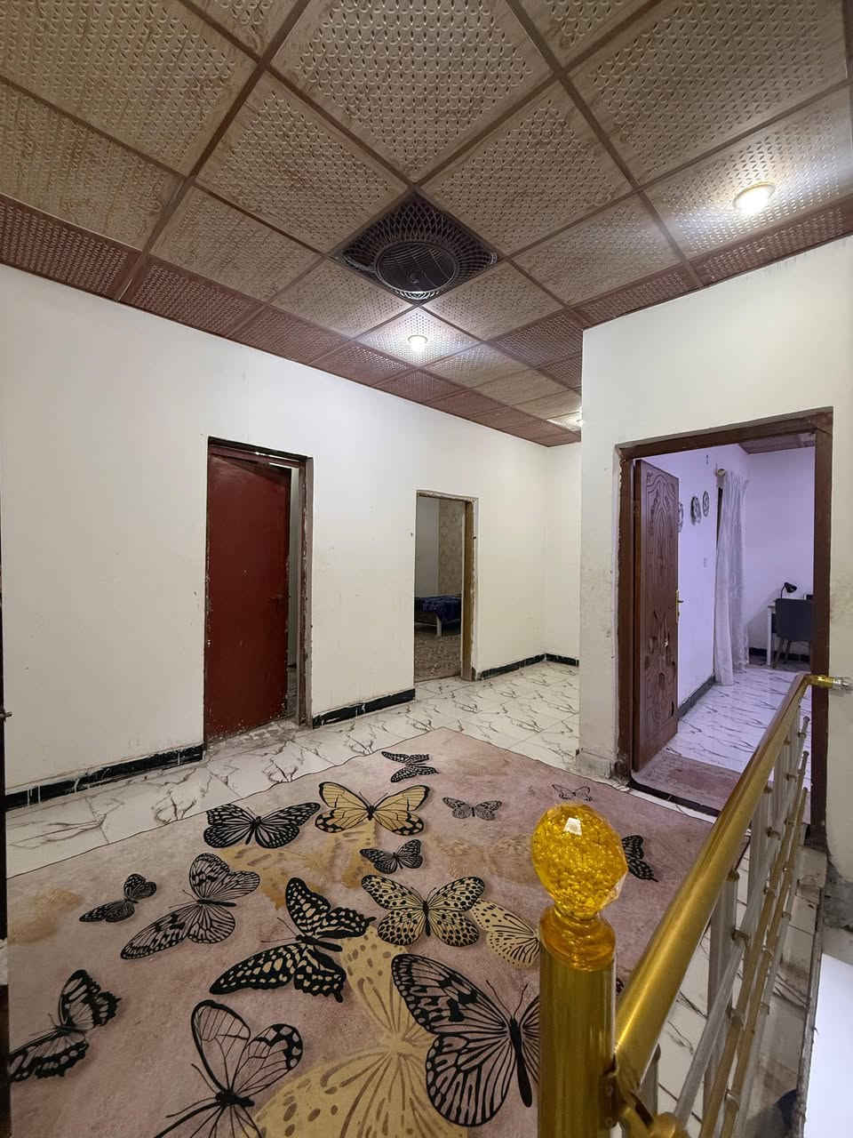 🏡 دار سكن للبيع – طابقين ✨

📐 المساحة 120 متر
🏗️ بناء شخصي درجة أولى
📍 البيت ركن على شارعين
🛣️ شارع 10 متر تبليط

يحتوي البيت على:
🪑 ديوانية
🛋️ صالة
🍴 مطبخ
🛏️ 5 غرف نوم
🚿 صحيات داخلية وخارجية

📄 نوع العقار:
طابو ملك صرف زراعي عراقي سند 25

⚡ جميع الخدمات متوفرة
✨ منطقة سكنية هادئة ومرتبة

📍 العنوان:
أبي الخصيب – أبو كوصره

💰 السعر 75 مليون

للاستفسار أكثر يرجى التواصل أو زيارة مكتبنه:
📞 ***********
📞 ***********

مكتب ساني للاستثمار العقاري 🤍
